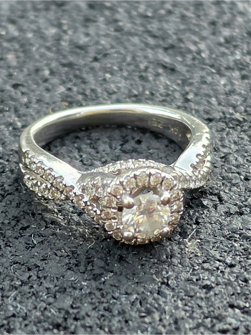 Elegant 14k white gold diamond wedding ring